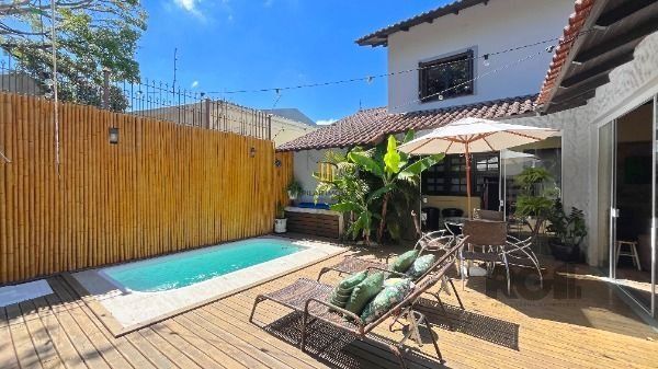 Casa 4 dormitórios no bairro Camaquã