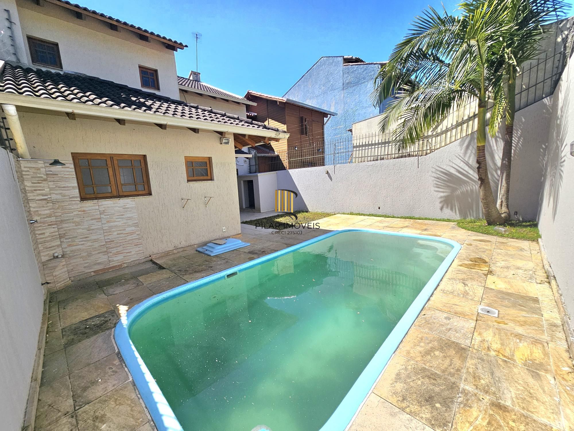 Sobrado 3 dormitórios com lareira, churrasqueira, piscina, 4 vagas garagem com 196,00m² de área construída no bairro Hípica !