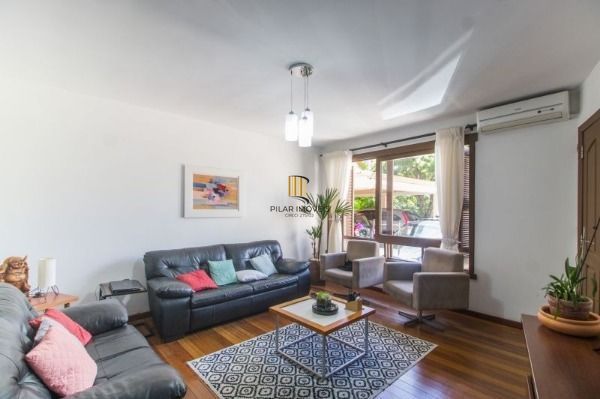 Casa para Venda - 300m², 4 dormitórios, sendo 1 suites, 8 vagas - Imperial Parque