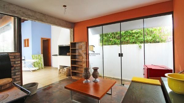 Casa em Porto Alegre, no bairro Hípica, com 3 dormitório(s), e 3 banheiros, à venda.