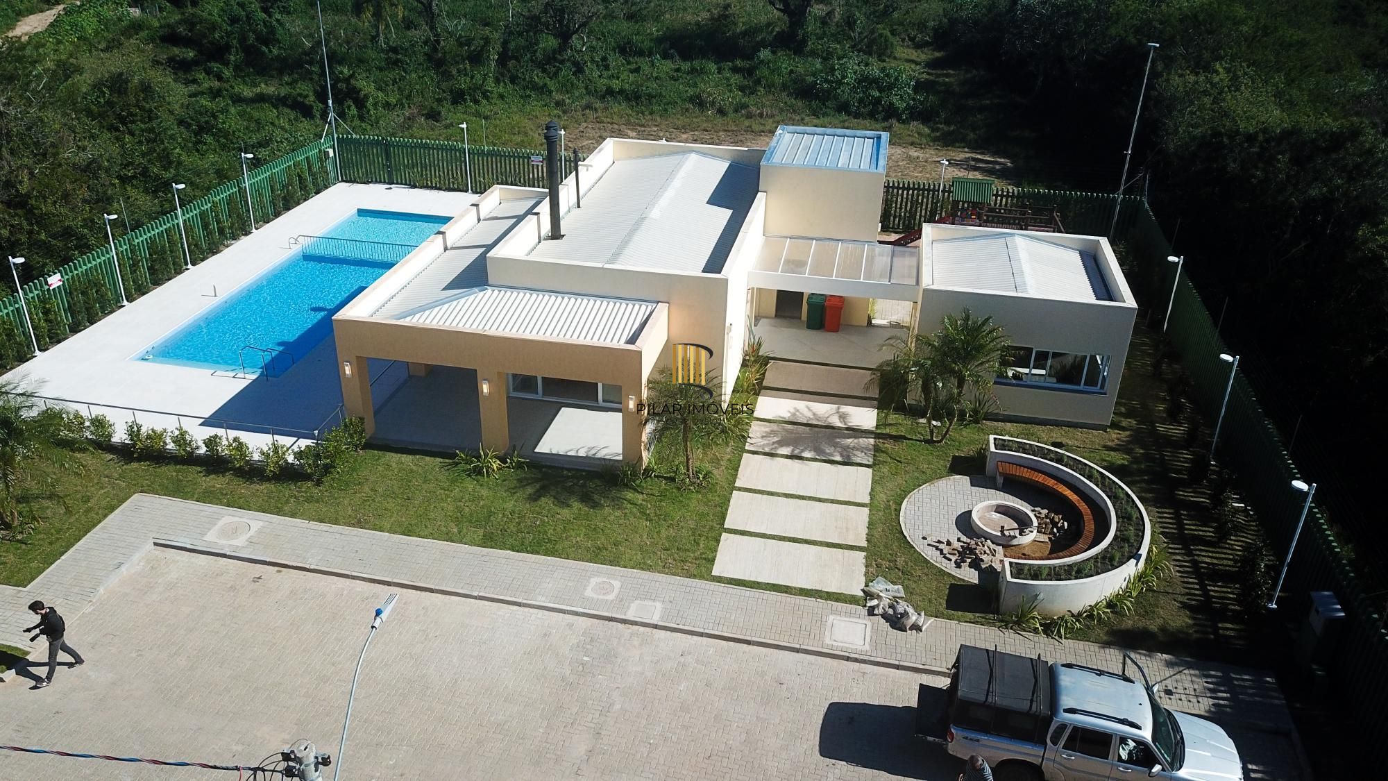 Residência nova em condomínio com 3 dormitórios