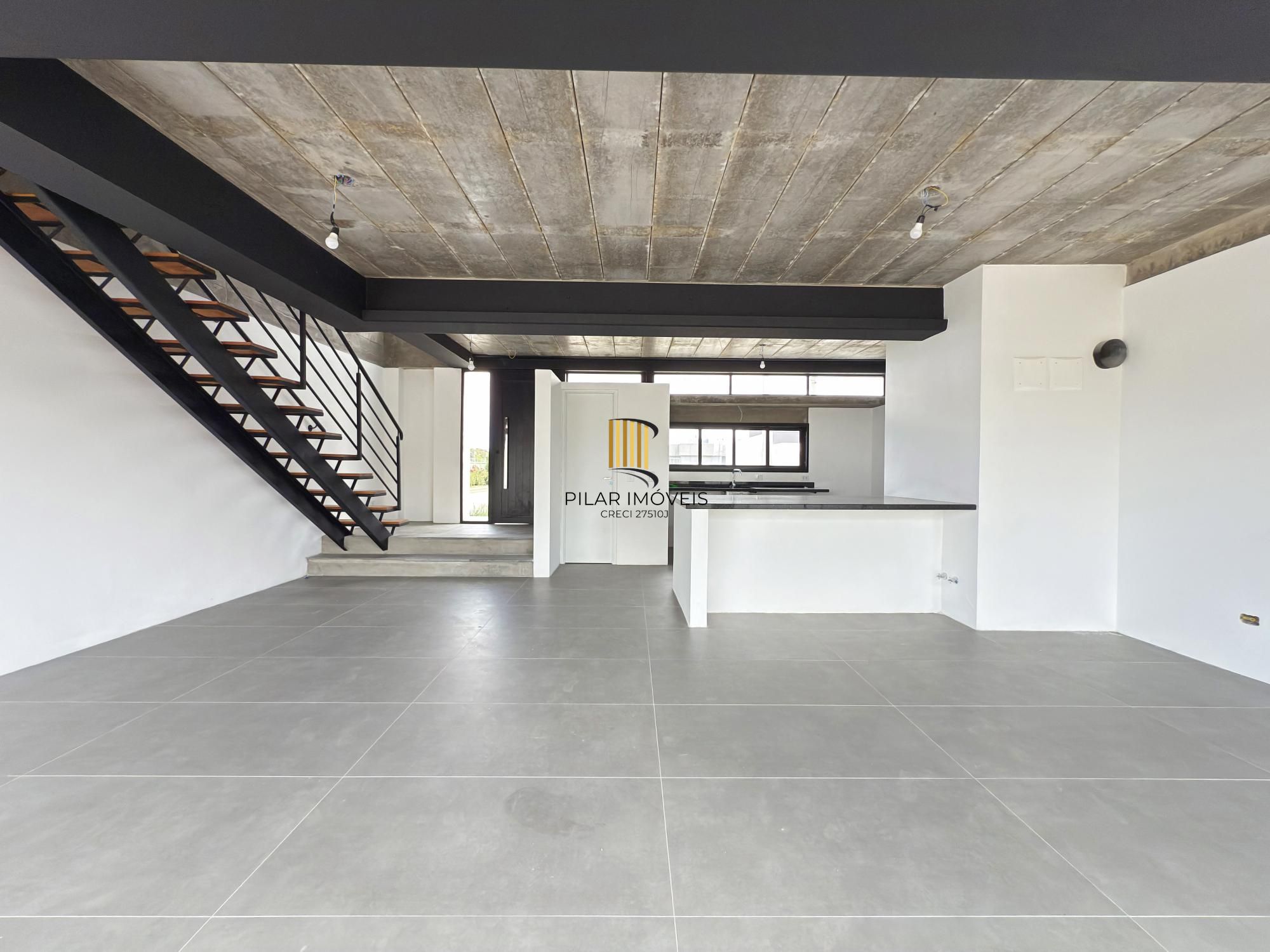 Sobrado em condomínio em Porto Alegre, no bairro Hípica, com 3 dormitórios.