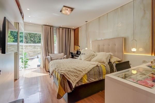 Casa em Porto Alegre, no bairro Tristeza, com 2 dormitório(s), e 2 banheiros, à venda.