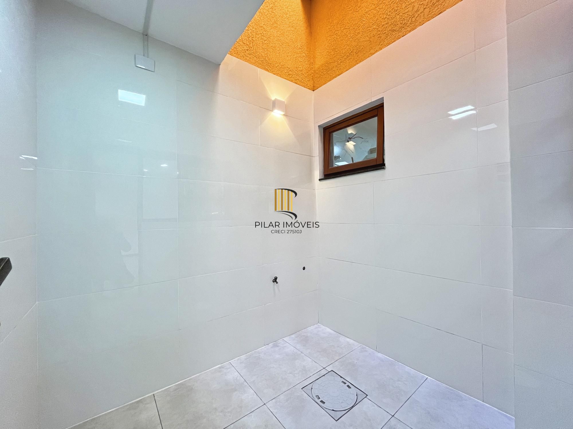 Casa com suíte no térreo em condomínio fechado