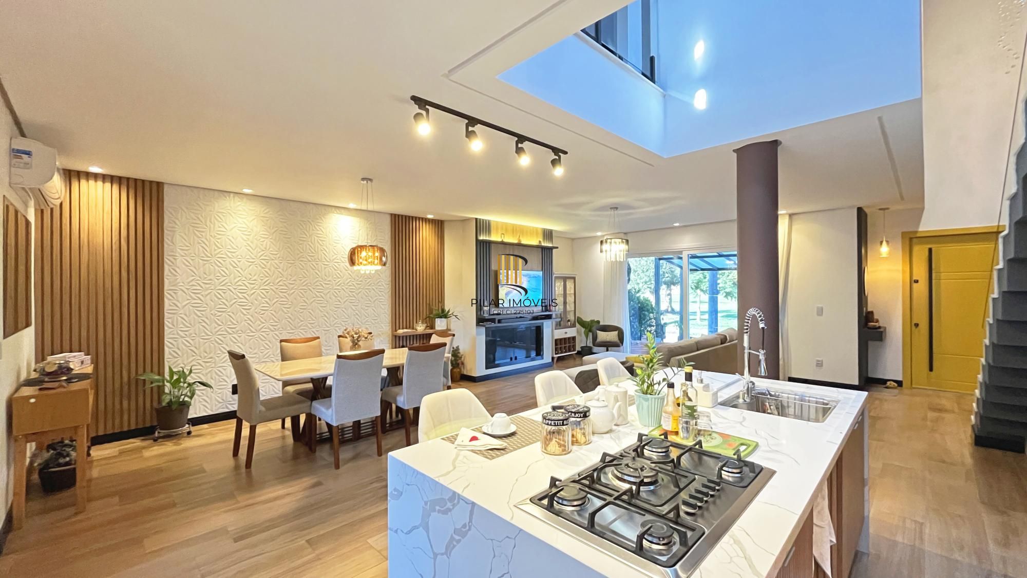 Casa à venda com 174m², 3 dormitórios, 3 suítes, 2 vagas, no bairro Hípica em Porto Alegre