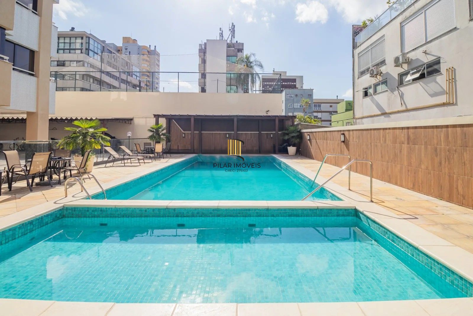 Belíssima cobertura duplex, com 262m2, 3 dormitórios e 2 vagas de garagem.