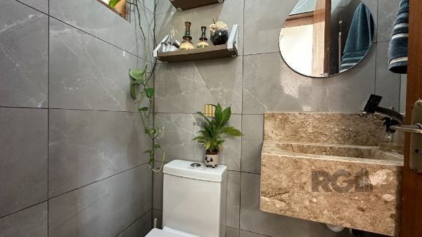 Casa em Porto Alegre, no bairro Espirito Santo, com 3 dormitório(s), e 3 banheiros, à venda.