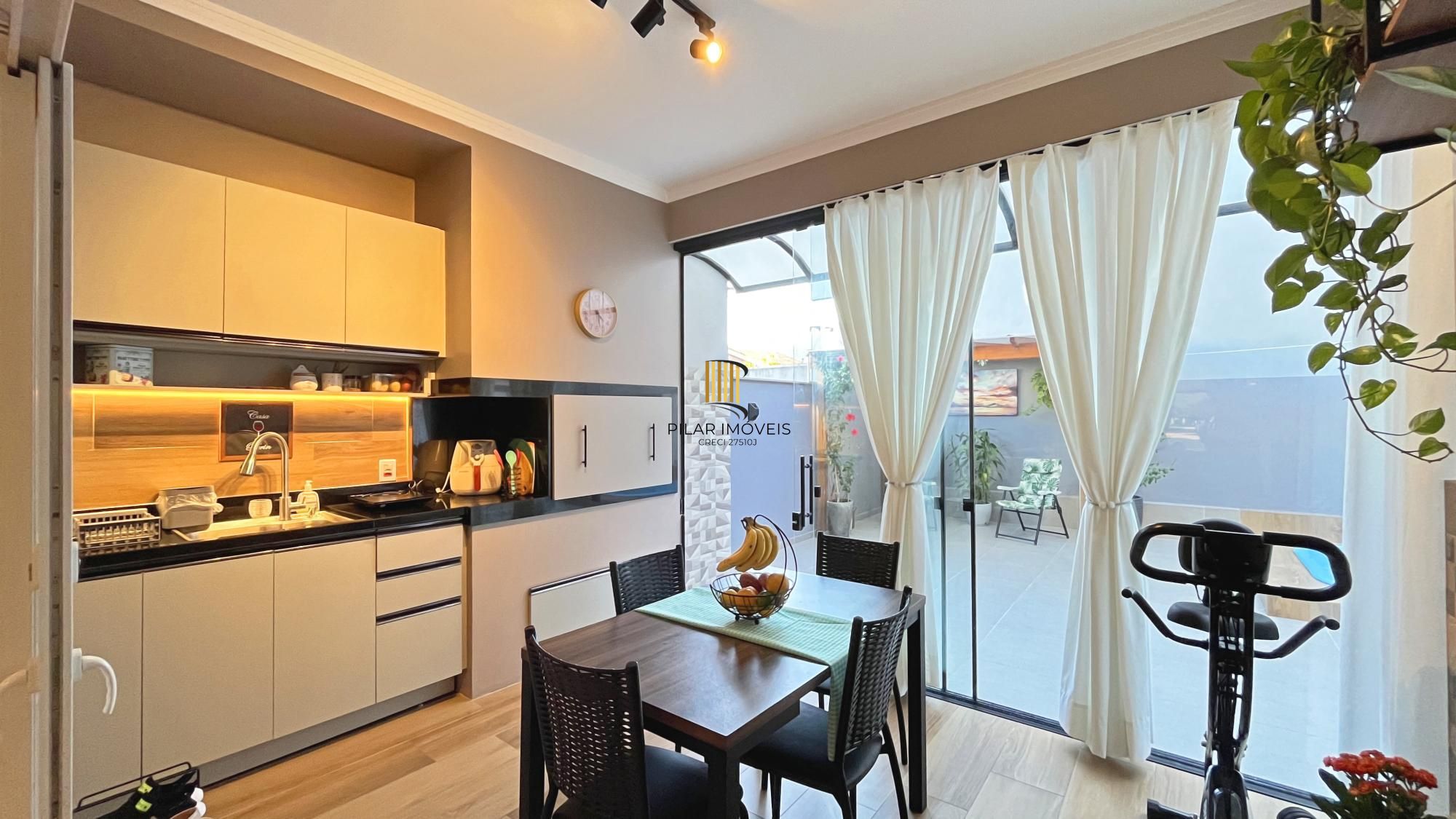 Casa à venda com 174m², 3 dormitórios, 3 suítes, 2 vagas, no bairro Hípica em Porto Alegre