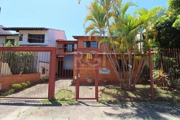 Casa em Porto Alegre, no bairro Ipanema, com 3 dormitório(s), e 3 banheiros, à venda.