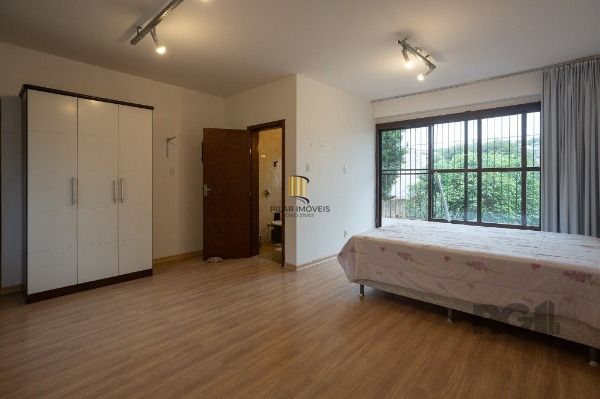Casa em Porto Alegre, no bairro Medianeira, com 5 dormitório(s), e 5 banheiros, à venda.