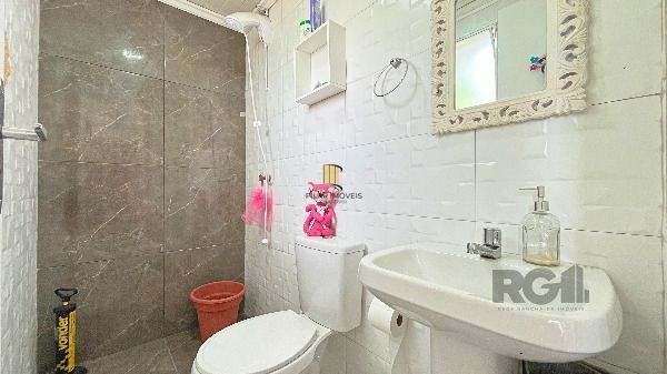 Casa em Porto Alegre, no bairro Hípica, com 2 dormitório(s), e 2 banheiros, à venda.