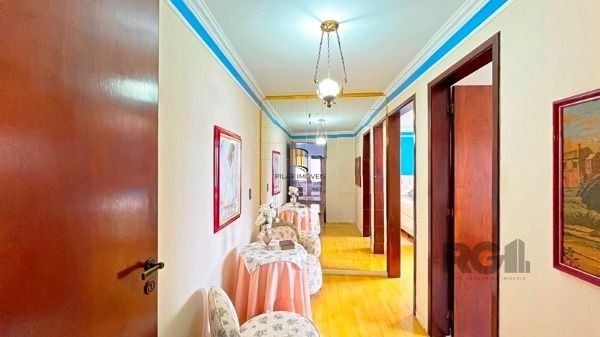 Casa em Porto Alegre, no bairro Ipanema, com 3 dormitório(s), à venda.