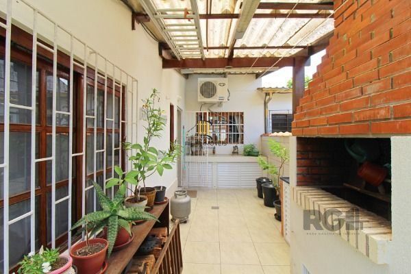 Casa em Porto Alegre, no bairro Serraria, com 3 dormitório(s), e 3 banheiros, à venda.