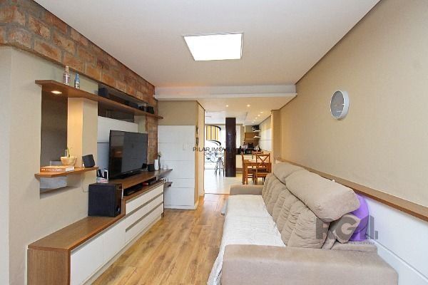 Casa em Porto Alegre, no bairro Hípica, com 2 dormitório(s), e 2 banheiros, à venda.