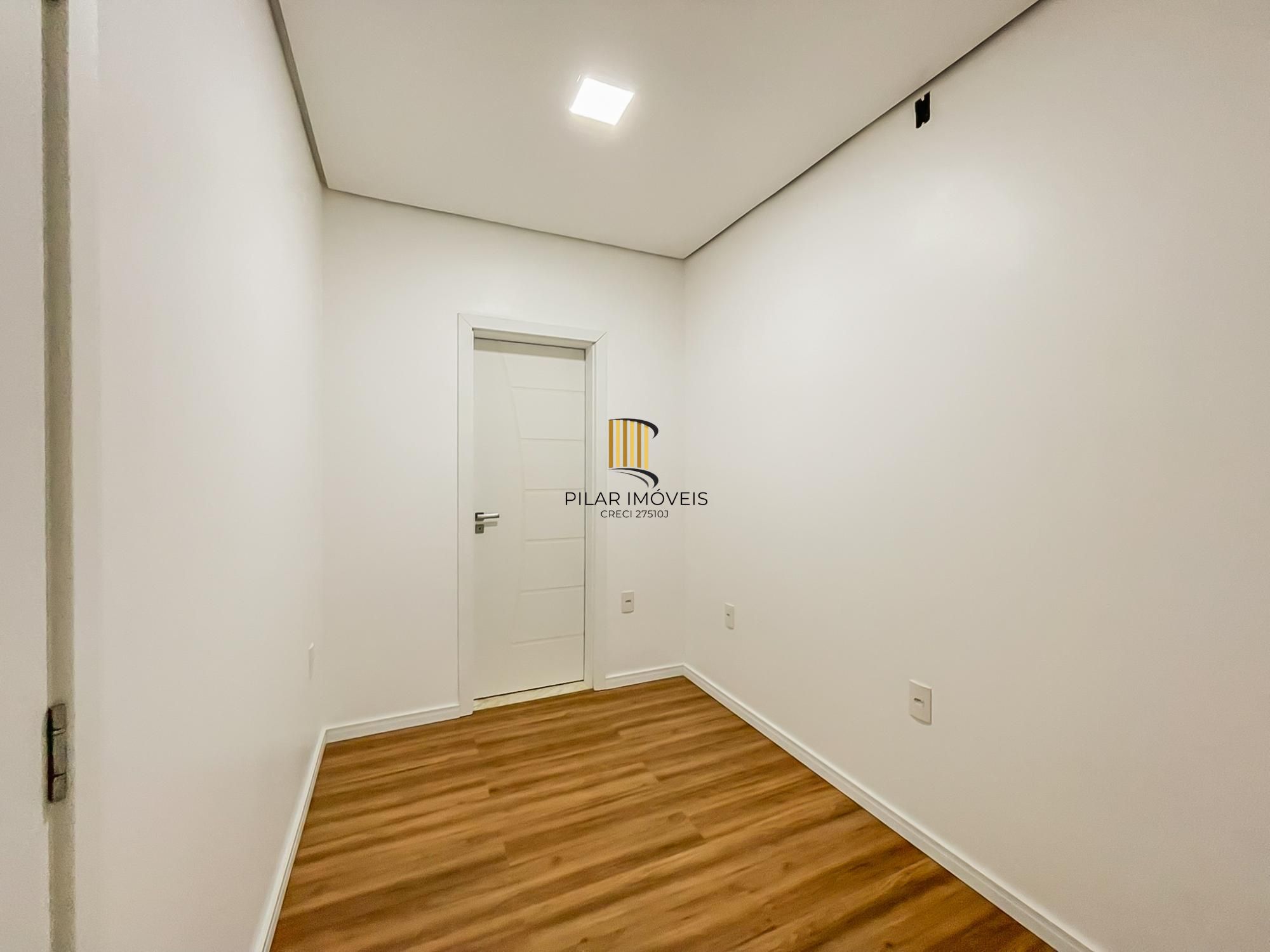 Casa ampla com piscina e suíte diferenciada em condomínio no Lagos de Ipanema zona Sul de Porto Alegre !