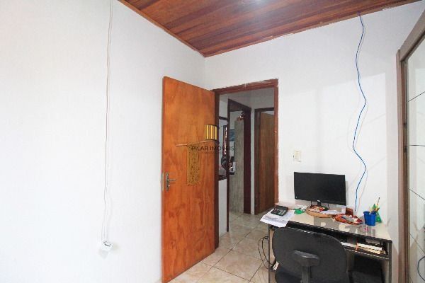 Casa em Porto Alegre, no bairro Ipanema, com 2 dormitório(s), e 2 banheiros, à venda.