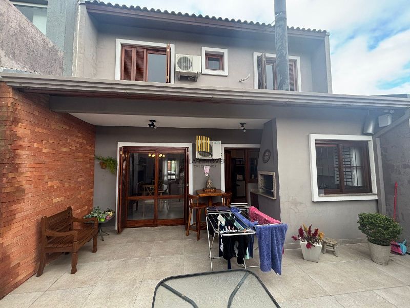 Casa 3 dormitórios no bairro Hípica