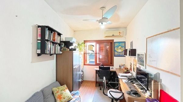 Casa em Porto Alegre, no bairro Ipanema, com 3 dormitório(s), e 3 banheiros, à venda.