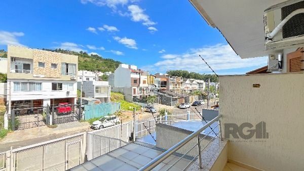 Casa em Porto Alegre, no bairro Guarujá, com 2 dormitório(s), e 2 banheiros, à venda.