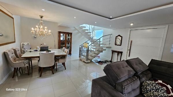 Casa em Porto Alegre, no bairro Hípica, com 3 dormitório(s), e 3 banheiros, à venda.