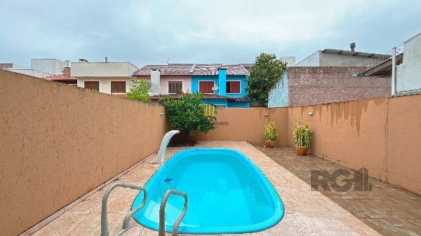 Casa em Porto Alegre, no bairro Hípica, com 3 dormitório(s), e 3 banheiros, à venda.