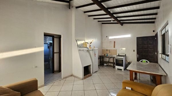 Casa em Porto Alegre, no bairro Hípica, à venda.