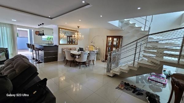 Casa em Porto Alegre, no bairro Hípica, com 3 dormitório(s), e 3 banheiros, à venda.