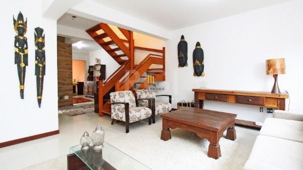 Casa em Porto Alegre, no bairro Hípica, com 3 dormitório(s), e 3 banheiros, à venda.