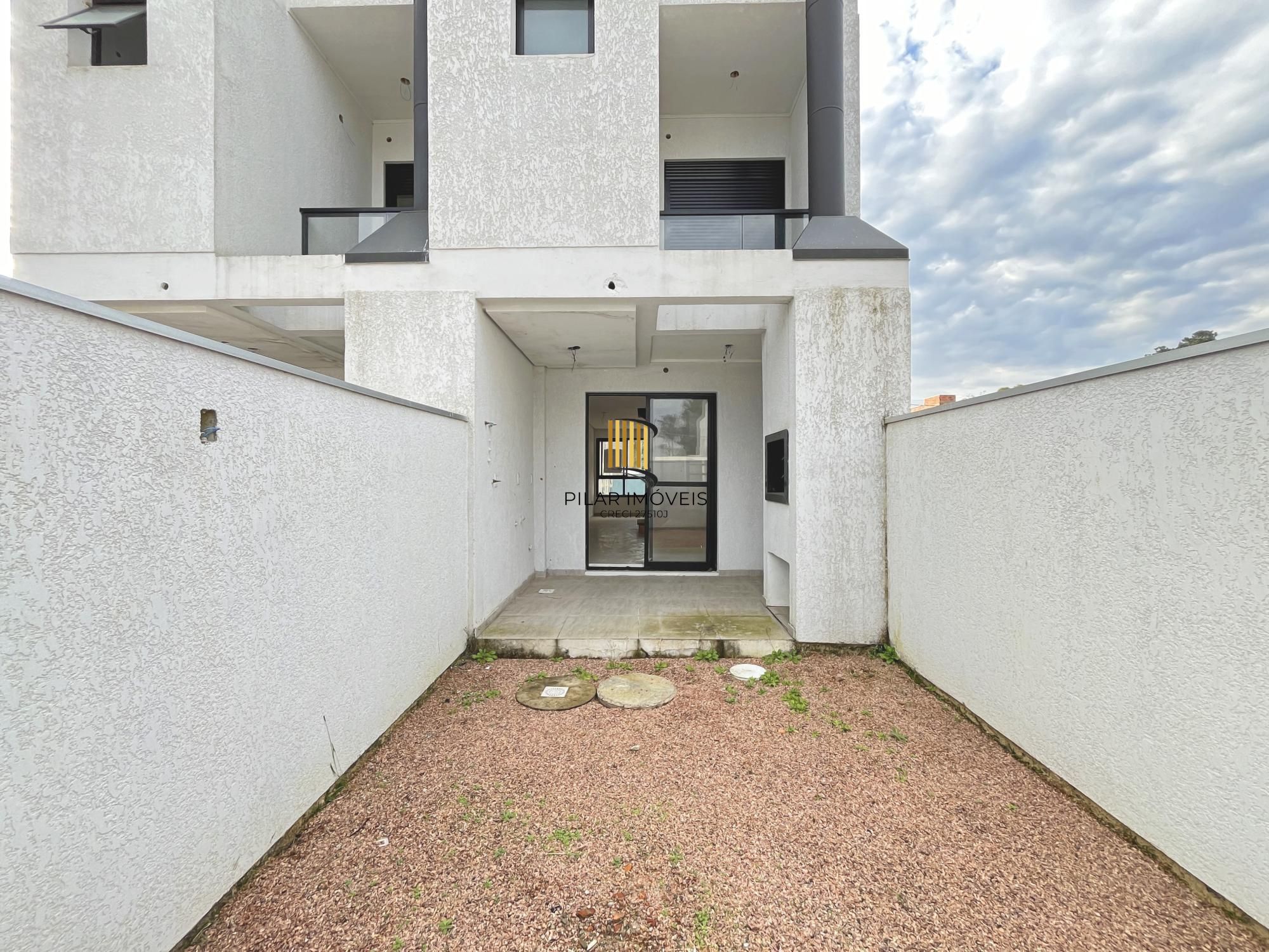 Casa em Porto Alegre, no bairro Hípica, com 2 dormitório(s), e 2 banheiros, à venda.