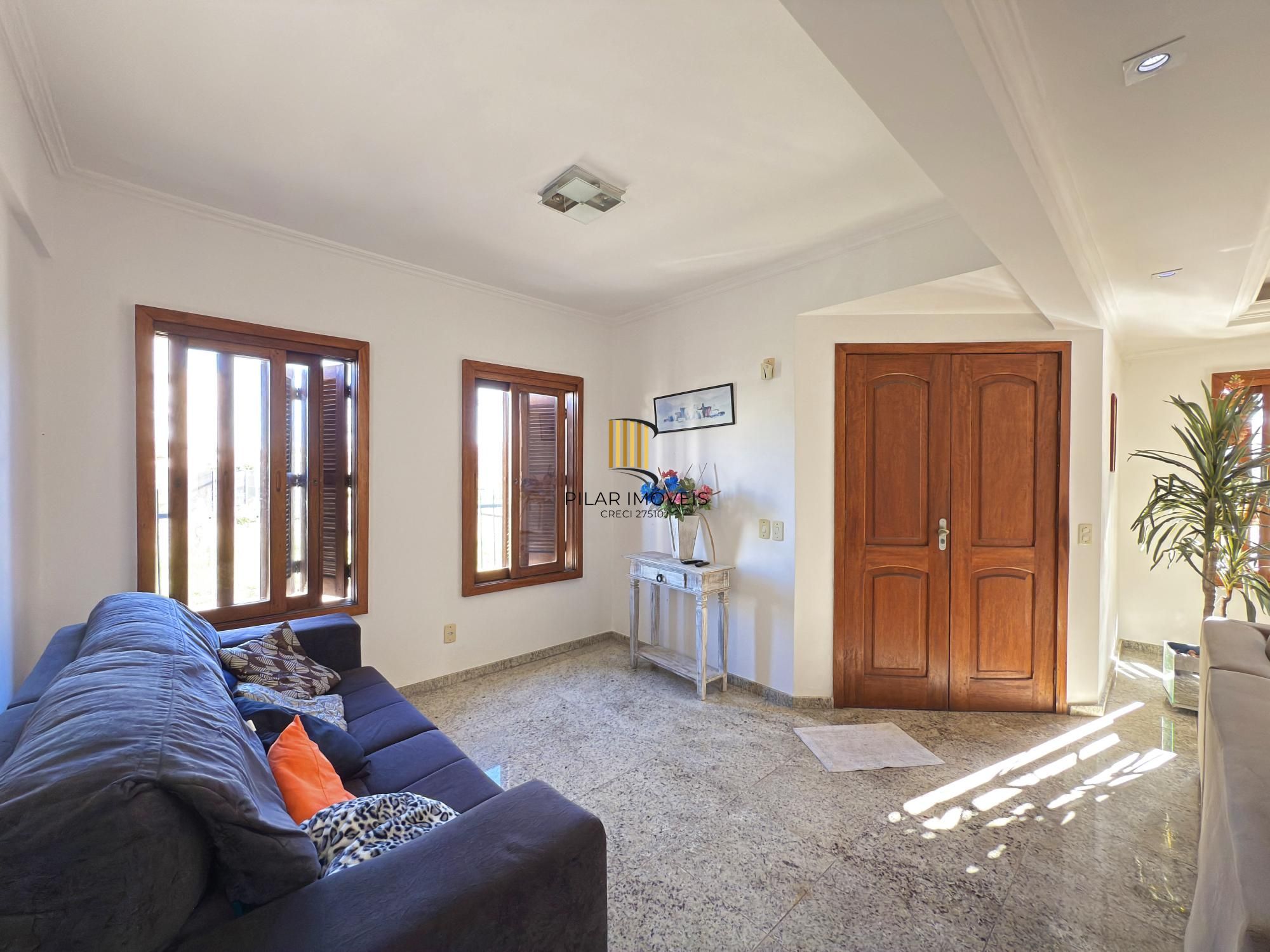 Sobrado a venda no Bairro Hipica de Porto alegre com 04 dormitórios sendo 01 suite