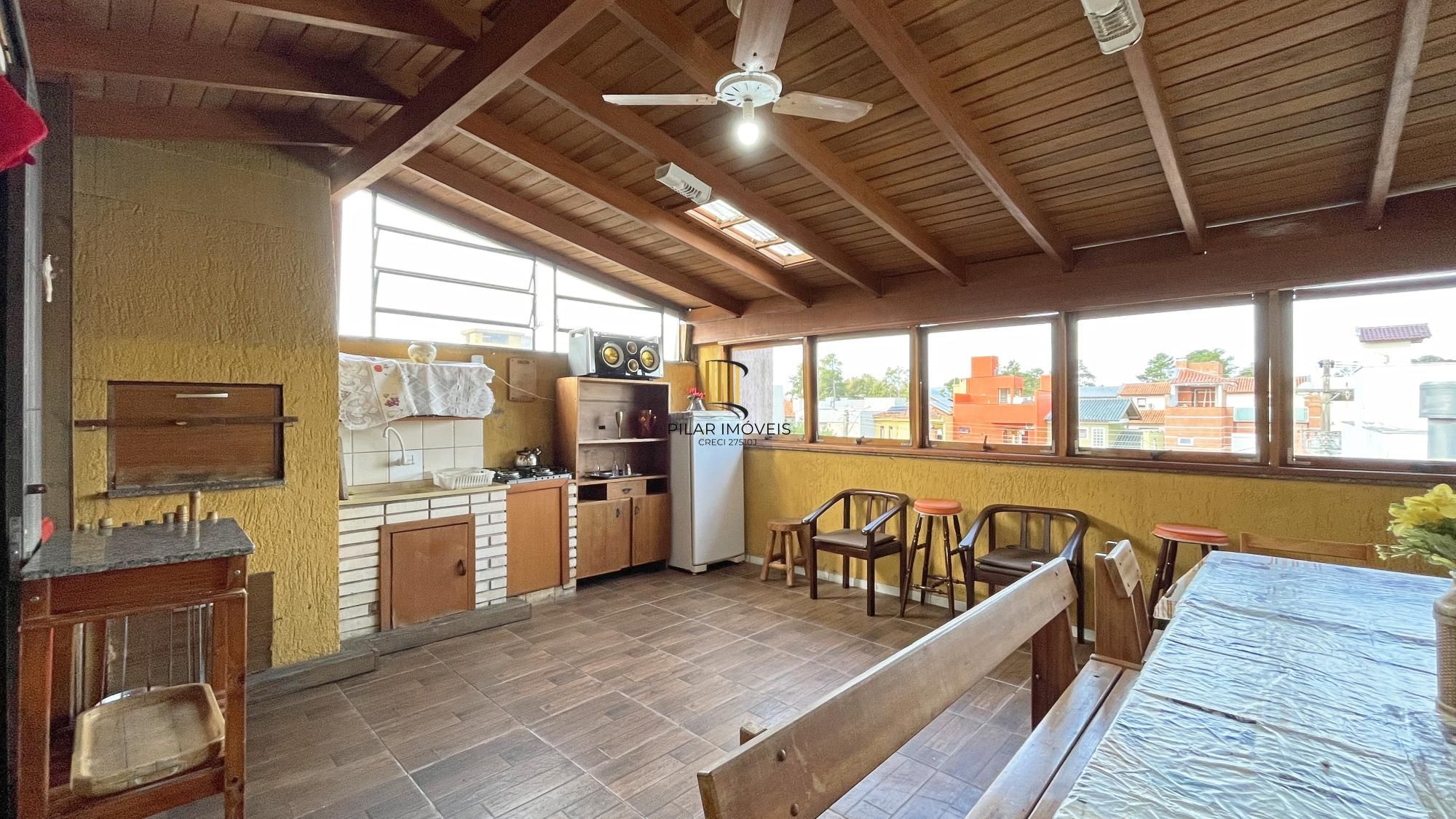 Casa em Porto Alegre, no bairro Hípica, com 3 dormitório(s), e 3 banheiros, à venda.