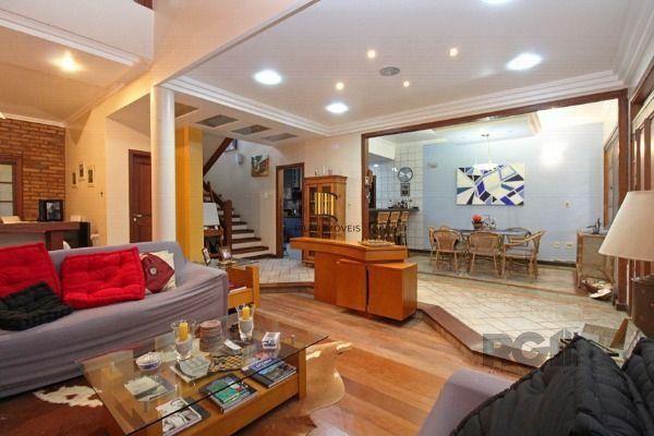 Casa em Porto Alegre, no bairro Guarujá, com 3 dormitório(s), e 3 banheiros, à venda.