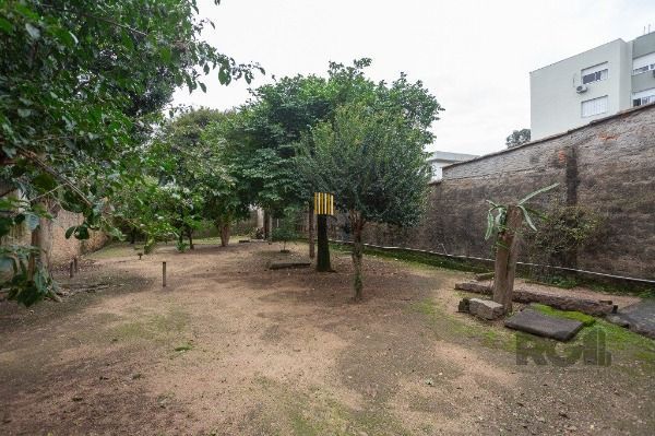 Casa em Porto Alegre, no bairro Medianeira, com 5 dormitório(s), e 5 banheiros, à venda.