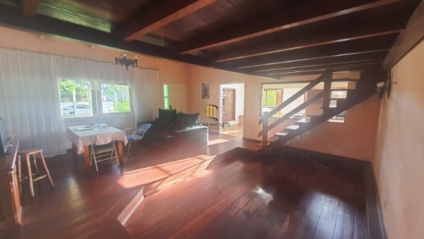 Casa em Porto Alegre, no bairro Vila Nova, com 3 dormitório(s), e 3 banheiros, à venda.