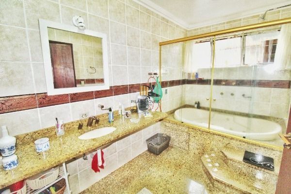 Casa em Porto Alegre, no bairro Jardim Isabel, com 4 dormitório(s), e 4 banheiros, à venda.