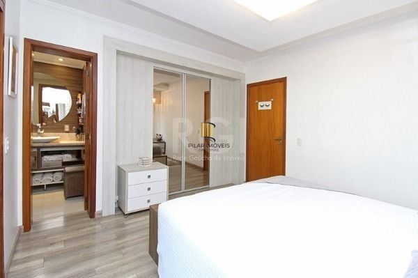 Casa em Porto Alegre, no bairro Ipanema, com 4 dormitório(s), e 4 banheiros, à venda.