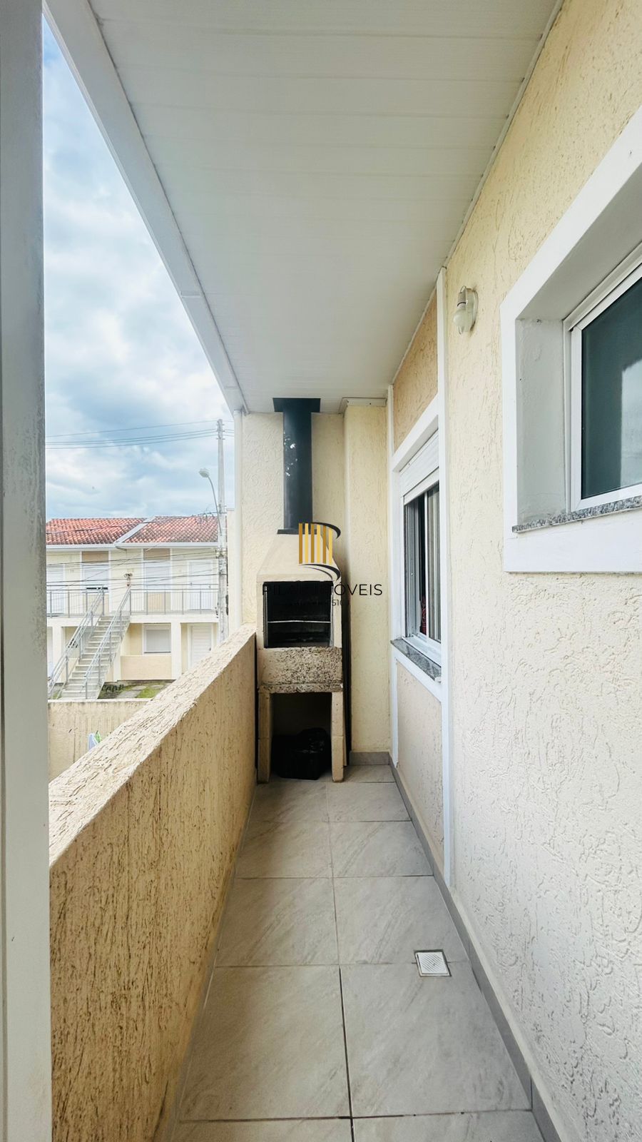 Apartamento 2 dormitórios com box e churrasqueira.