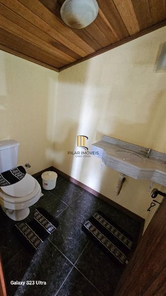 Casa em Porto Alegre, no bairro Vila Nova, com 3 dormitório(s), e 3 banheiros, à venda.