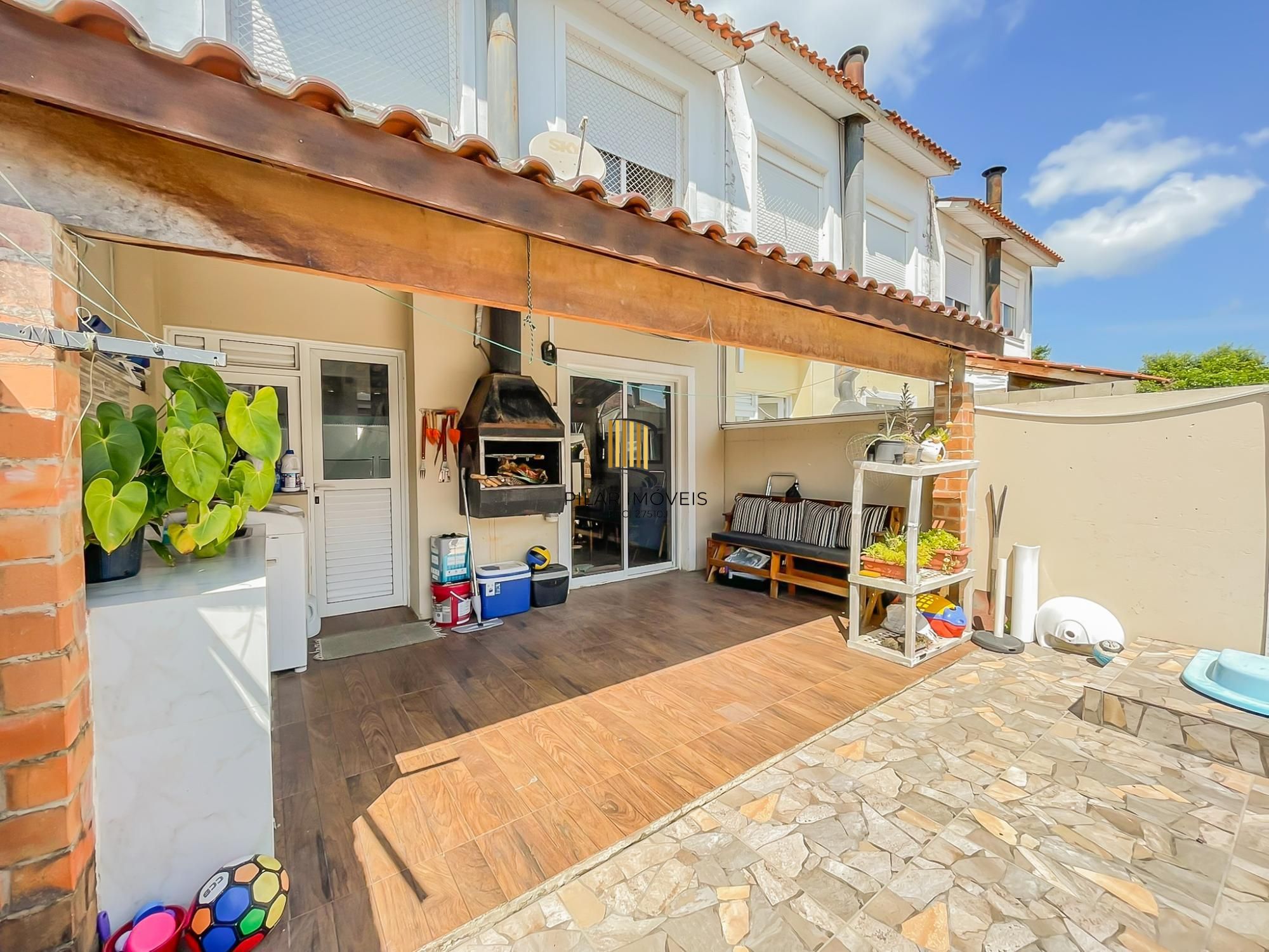 Viva com Conforto e Lazer: Sobrado Impecável com Piscina Privativa