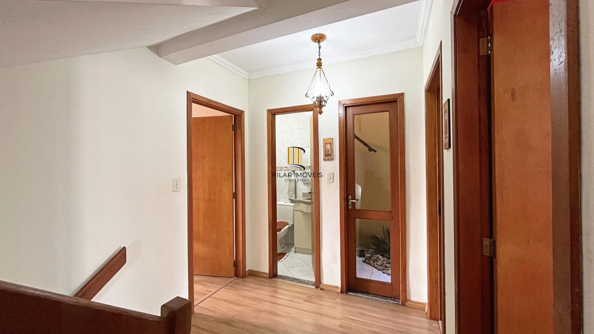 Casa em Porto Alegre, no bairro Hípica, com 3 dormitório(s), e 3 banheiros, à venda.