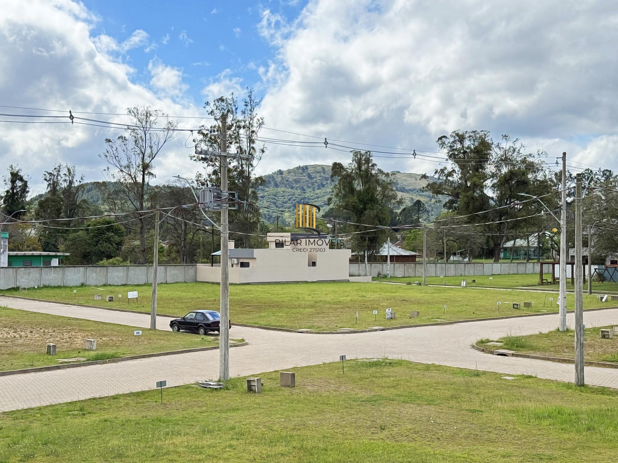Sobrado em condomínio em Porto Alegre, no bairro Hípica, com 3 dormitórios.