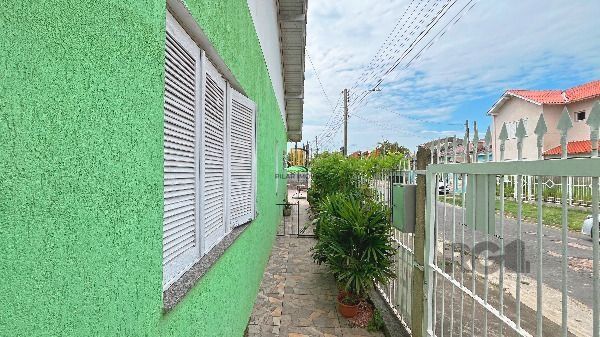 Casa em Porto Alegre, no bairro Hípica, com 2 dormitório(s), e 2 banheiros, à venda.