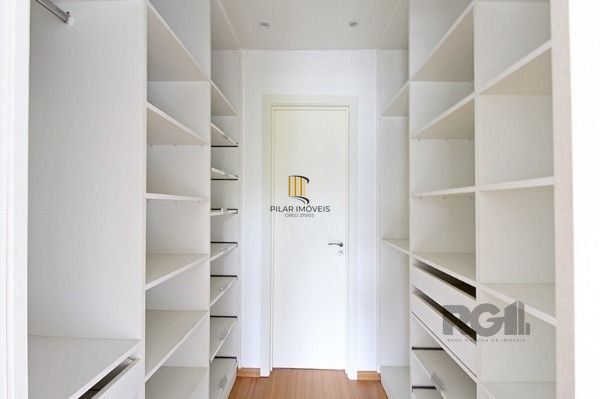 Casa em Porto Alegre, no bairro Hípica, com 3 dormitório(s), e 3 banheiros, à venda.