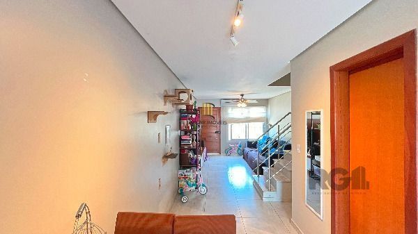 Casa em Porto Alegre, no bairro Guarujá, com 3 dormitório(s), e 3 banheiros, à venda.