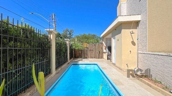 Casa Condominio em Porto Alegre, no bairro Ipanema, com 3 dormitório(s), e 3 banheiros, à venda.