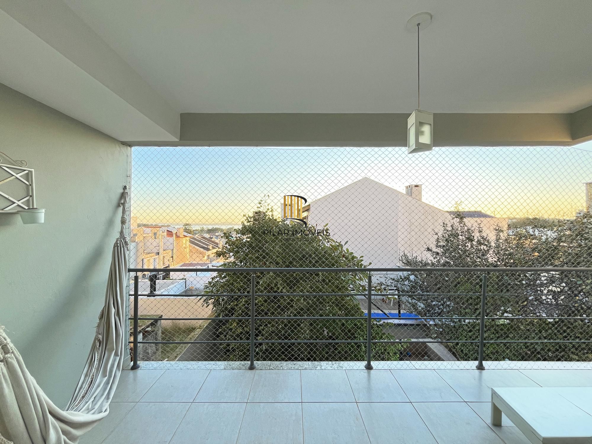 Casa para Venda - 270m², 3 dormitórios, sendo 1 suites, 2 vagas - Guarujá