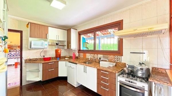 Casa em Porto Alegre, no bairro Ipanema, com 3 dormitório(s), à venda.