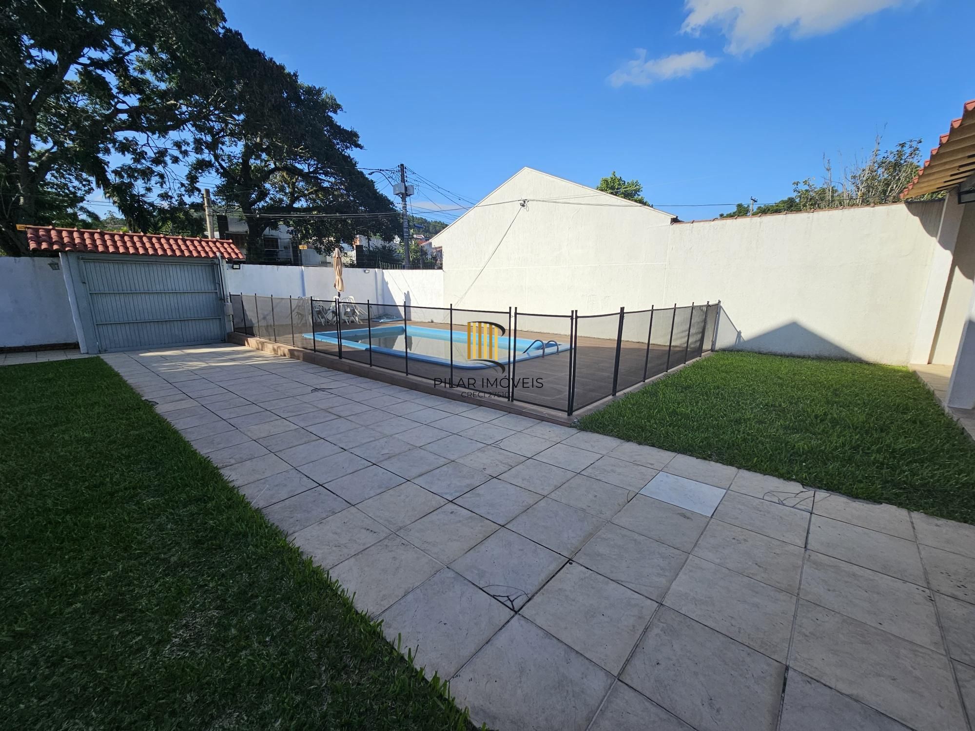Casa com piscina terreno 10x30 zona sul de Porto Alegre