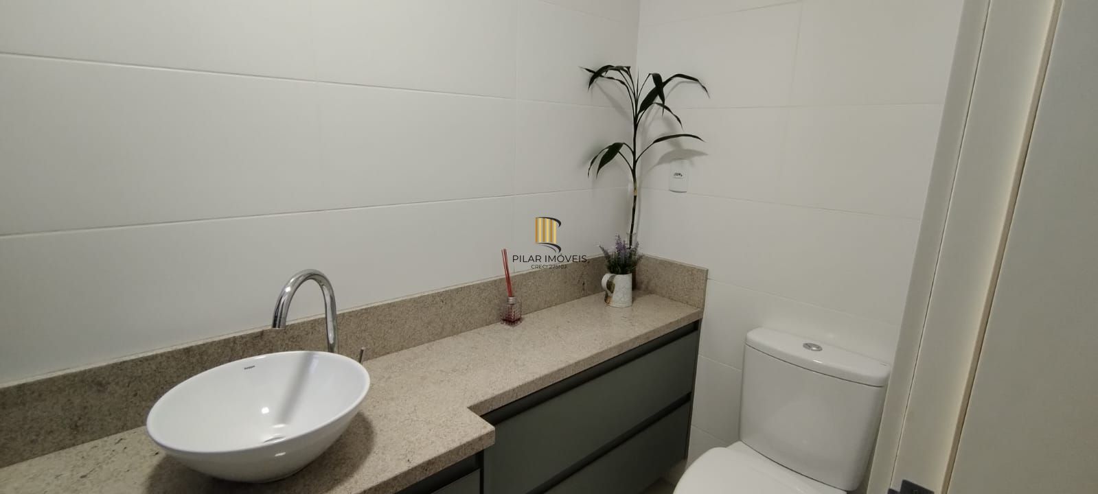 Casa térrea em condomínio fechado com 3 suítes, mobiliada, pátio , 168 m² privativos