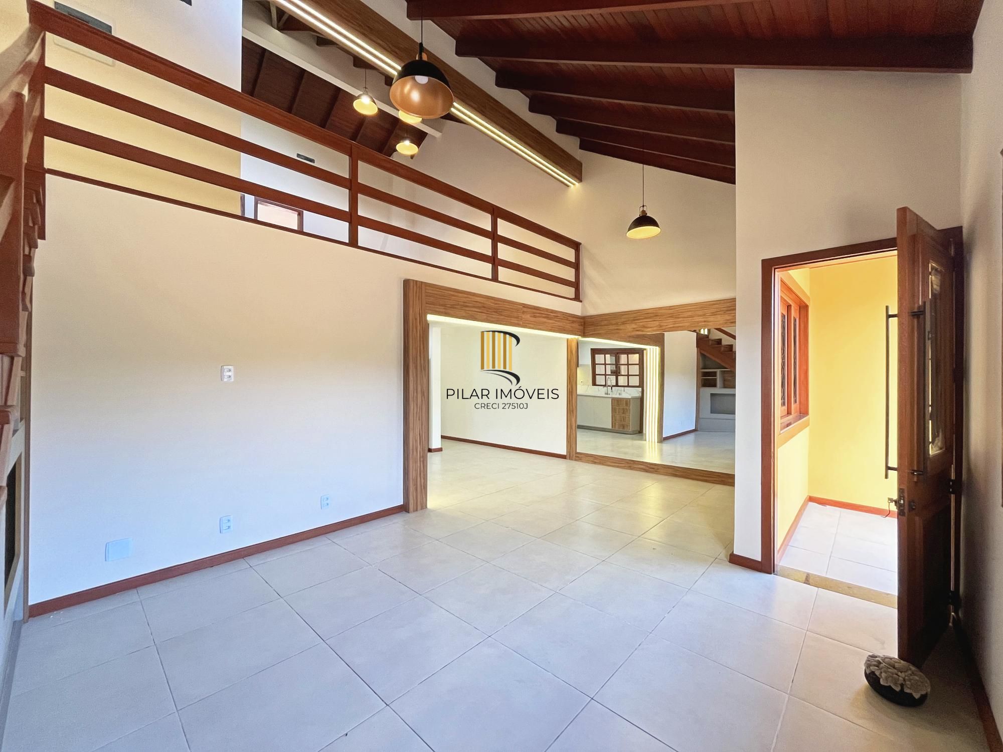 Casa com suíte no térreo em condomínio fechado